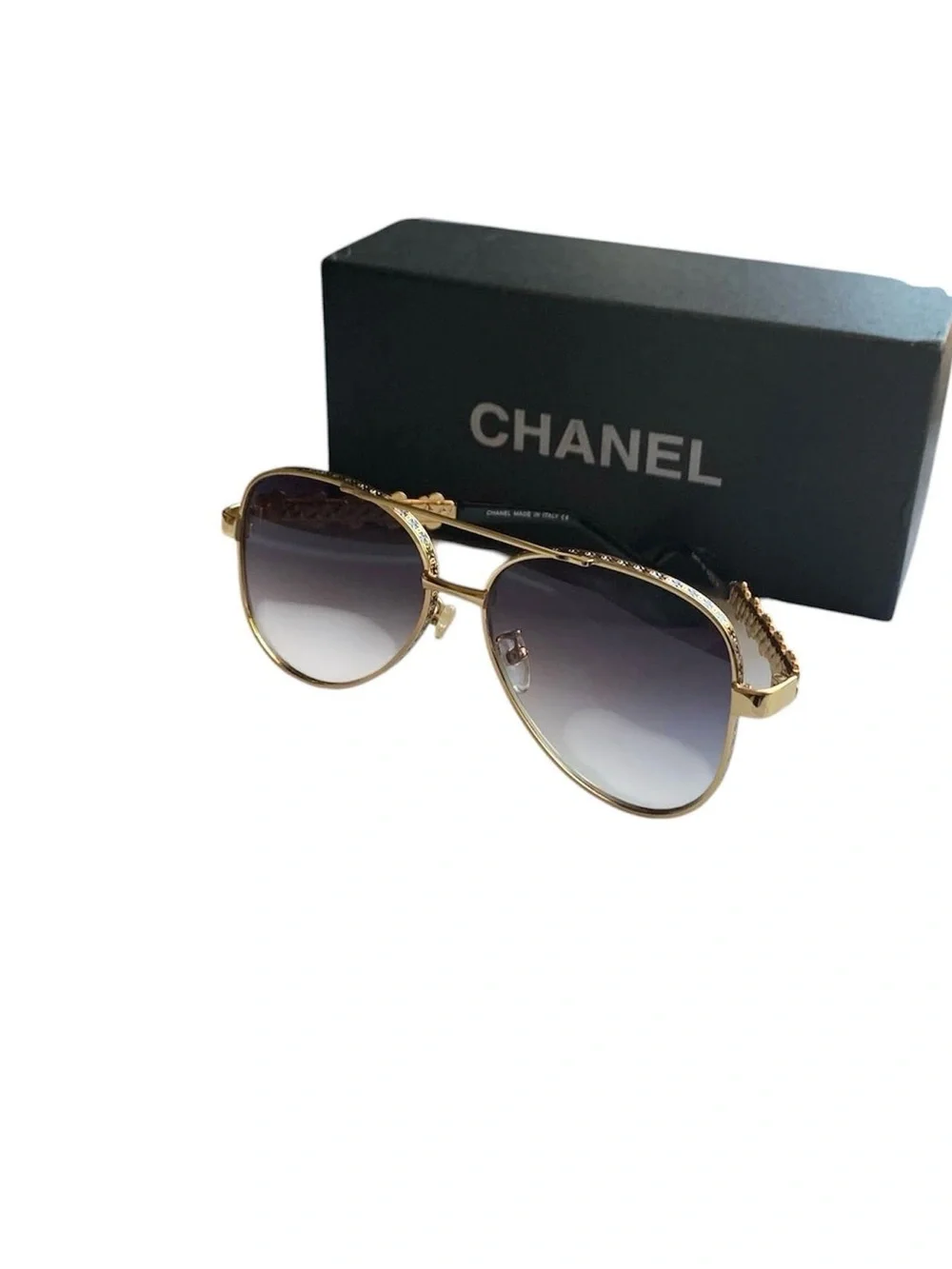 🕶️ Gold-Tone Aviator Sunglasses with Chain Detail 🕶️